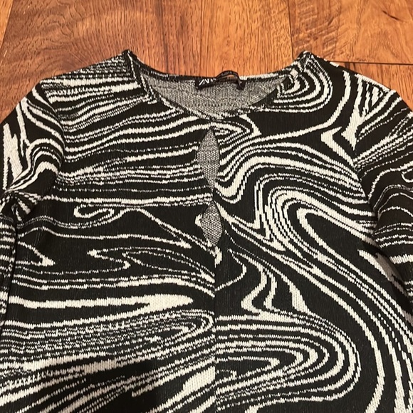 Zara Woman’s Black White Printed Sweater Size S - Picture 2 of 4